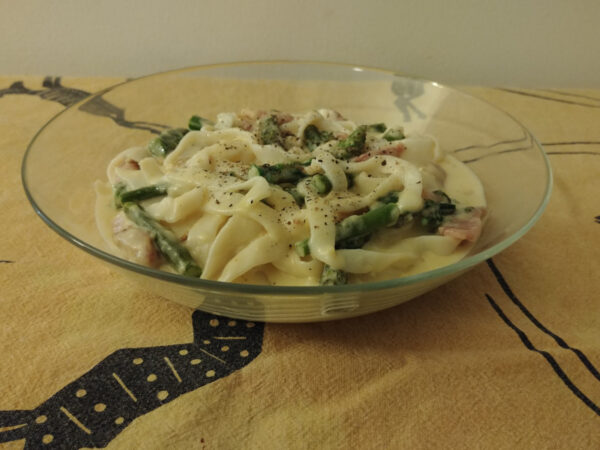 Fettuccine Alfred with Asparagus and Ham